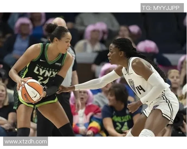 WNBA自由人对阵火花精彩对决争夺季后赛席位的关键战役